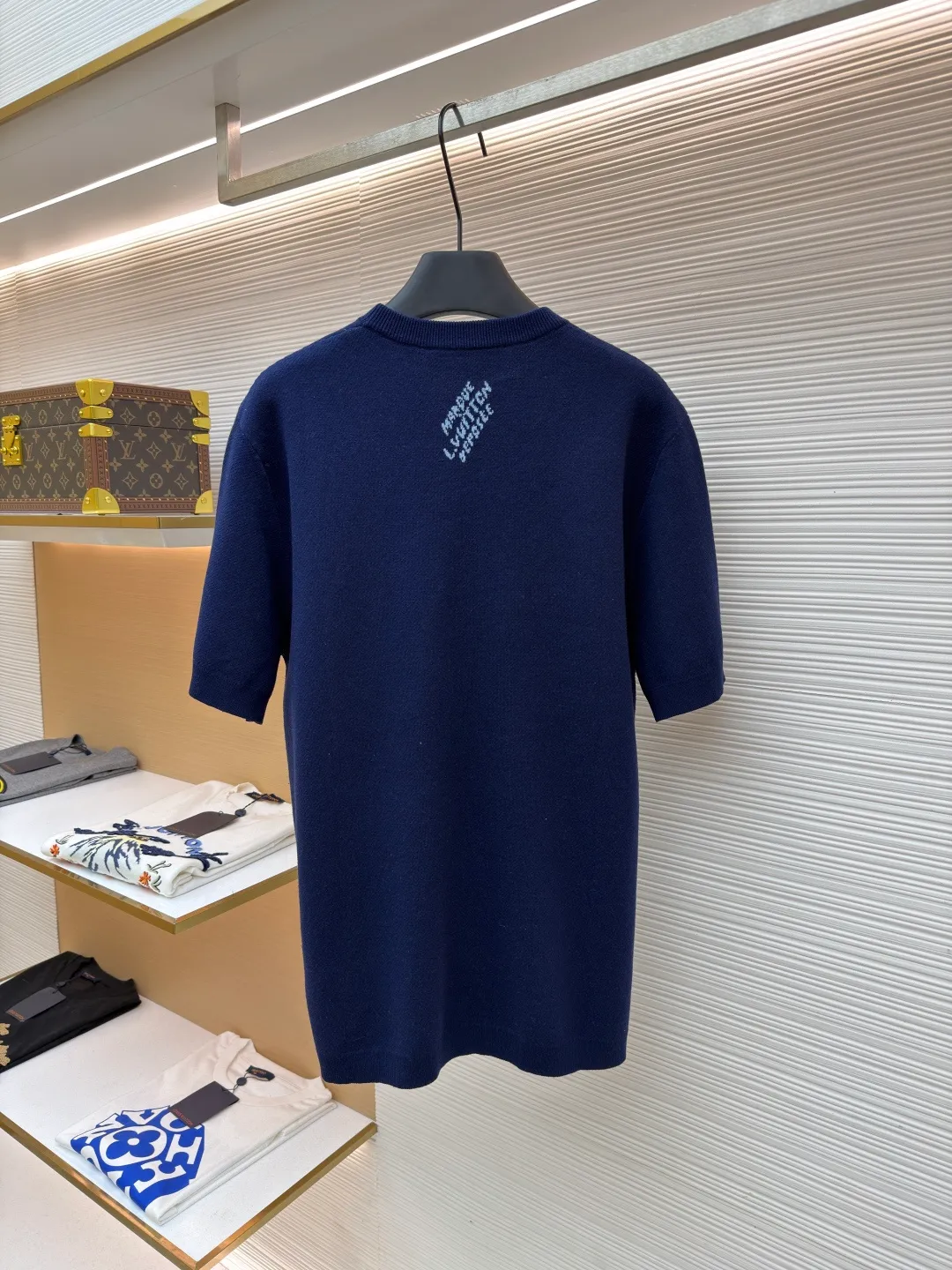 LOUIS VUITTON Year of the Horse limited intarsia letter jacquard knitted short sleeves ●Original version: purchased and developed by 9988 ●Item number: 1682471-B15 ●Fabrics: cotton fabric ●Technology: jacquard knitting ●Color: navy blue ●Version: fitted version ●Weight: about 345 grams ●Size: S-M-L-XL ●Description: This Louis Vuitton navy blue jacquard short-sleeved sweater is made of high-count worsted wool blended fabric. After pre-shrunk treatment, it has a soft and skin-friendly touch and is not easy to pill. The fine knitted texture of the fabric makes the body more textured. The center of the body uses digital jacquard technology to create an abstract floral pattern. The pattern incorporates the brand's classic presbyopic elements. The jacquard part is interwoven with colored yarns to form a three-dimensional texture. The colors are contrasting and rich in layers. The edges are supplemented by fine overlocking technology to prevent threading. The neckline is ribbed knitted and reinforced with double-needle sewing technology, which makes it durable and not easy to loosen. The cuffs and hem are seamlessly trimmed to make the overall shape more neat. From fabric selection to jacquard weaving, every process follows the brand's strict clothing standards. Precise stitch length control makes the knitted structure more stable, perfectly balancing design and wearing comfort. The overall wiring is straight and delicate, the fabric is comfortable and soft, and the color is consistent without color difference. It can be matched with the same style to create a fashionable look and control various occasions. Customized accessories, complete with three standards, same style for men and women!